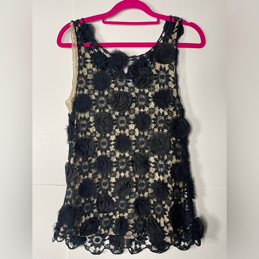 Alice +olivia crochet silk lace top Xs -s